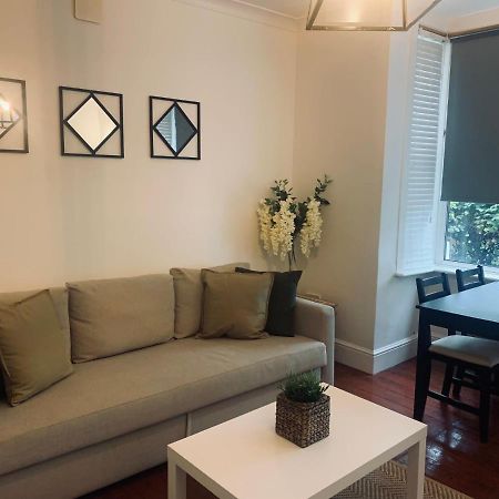 Unique 2 Bedroom Apartment In London/ Excel / Olympic City Close To Central Line Tube Station With Gated Parking Space Exterior photo