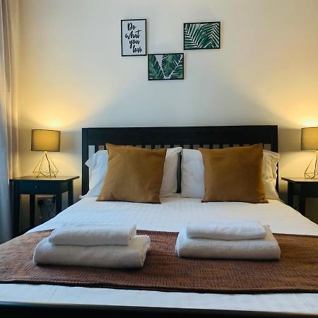 Unique 2 Bedroom Apartment In London/ Excel / Olympic City Close To Central Line Tube Station With Gated Parking Space Exterior photo