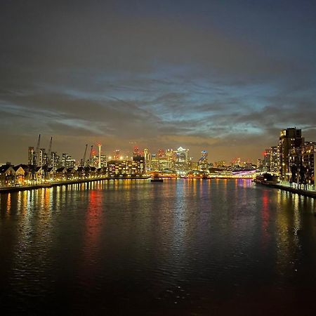 Unique 2 Bedroom Apartment In London/ Excel / Olympic City Close To Central Line Tube Station With Gated Parking Space Exterior photo